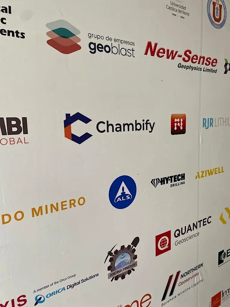 Logo de Chambify en el muro de expositores de FEXMIN 2026, junto a otras empresas del sector
