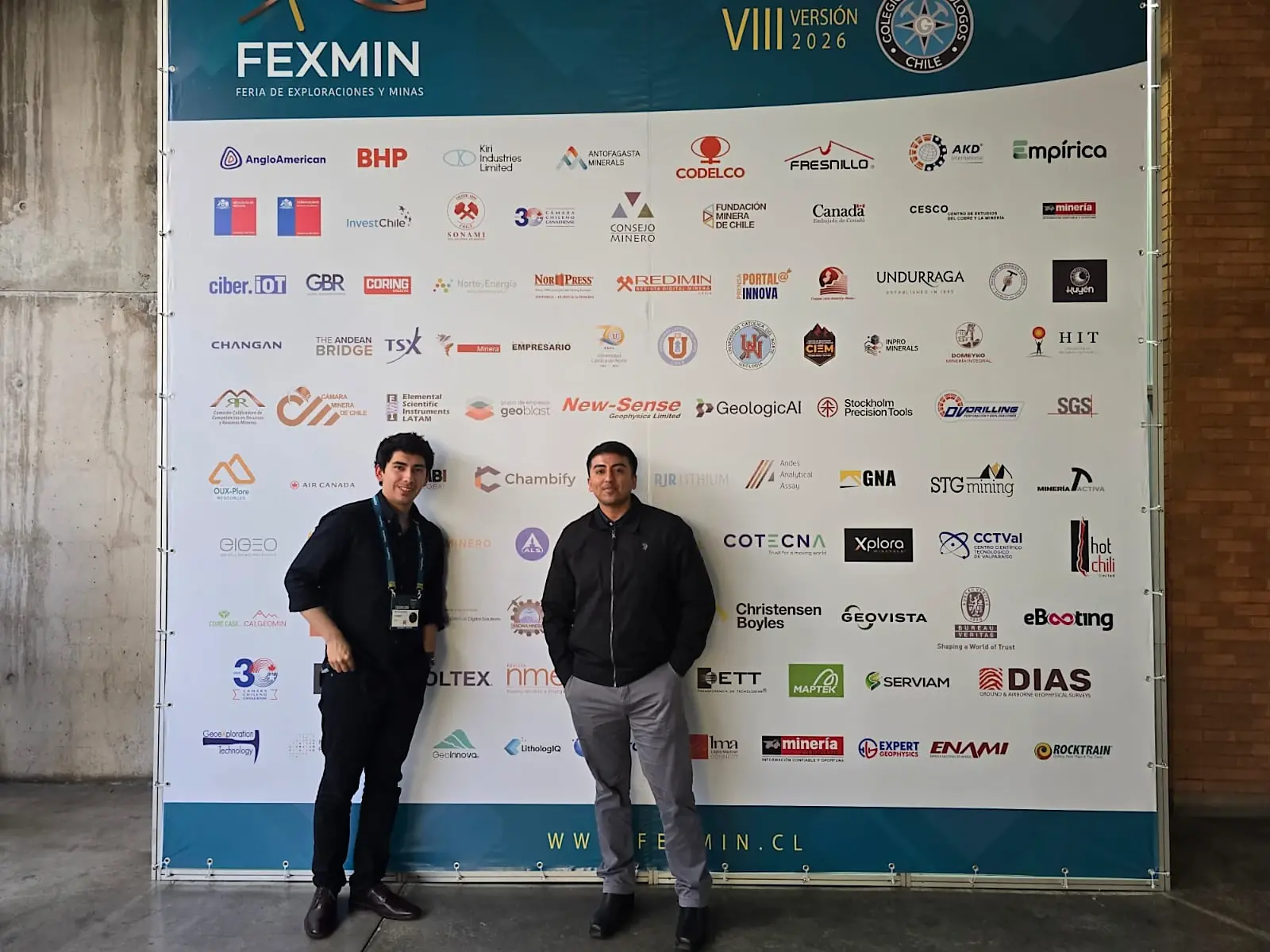 Dos integrantes de Chambify frente al panel de expositores de FEXMIN 2026